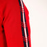 Der Ärmel eines roten Merino-Pullovers
